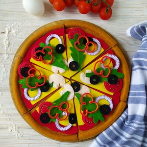 Felt toy vegetarian pizza