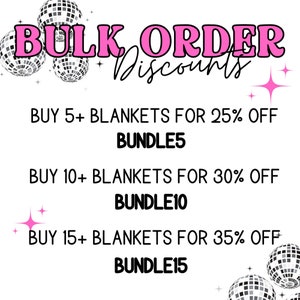 Może przedstawiać: R&oacute;żowy i czarny tekst na białym tle z grafiką dyskotekowych kul. Tekst brzmi "BULK ORDER Discounts" i zawiera listę rabat&oacute;w za zakup 5, 10 lub 15 koc&oacute;w.