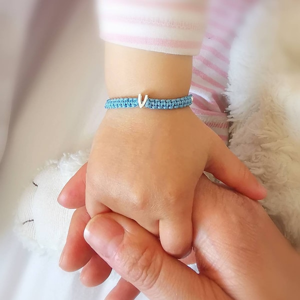 Personalisiertes Babyarmband, silbernes Initialenarmband, Kabbalah-Babyarmband mit roter Schnur, Geschenk zum Muttertag, Taufe, Babyparty, Geschenkidee