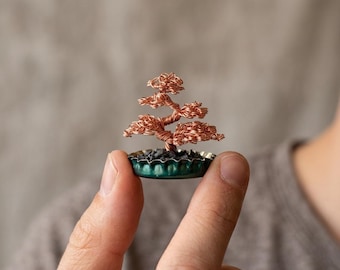 Bonsaï miniature en fil de cuivre, oeuvre d'art de la capsule, accessoire de bureau unique, petite sculpture en métal, décoration de jardin zen, cadeau de garçon d'honneur, minimaliste