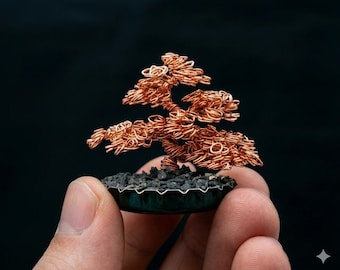 Sculpture miniature en bonsaï en fil de cuivre, micro oeuvre d'art en métal sur base de bouchon de bouteille recyclé, petite décoration de bureau et cadeau unique pour amateur de plantes