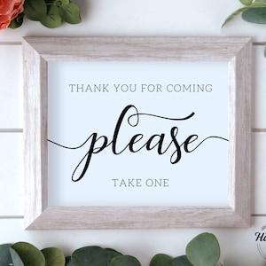 Puede incluir: Un cartel blanco enmarcado con texto negro que dice "Gracias por venir, por favor tome uno".