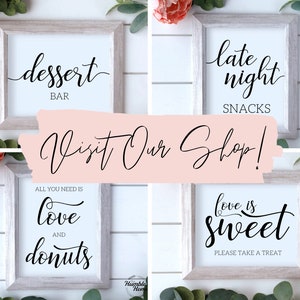 Op de afbeelding: Vier ingelijste borden met kalligrafietekst. De borden tonen "dessertbar", "late night snacks", "alles wat je nodig hebt is liefde en donuts", en "liefde is zoet, neem een traktatie".