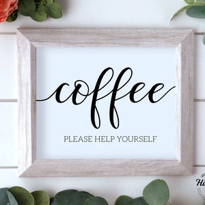Op de afbeelding: Een wit ingelijst bord met zwarte kalligrafie waarop "coffee" staat en de tekst "Please help yourself".