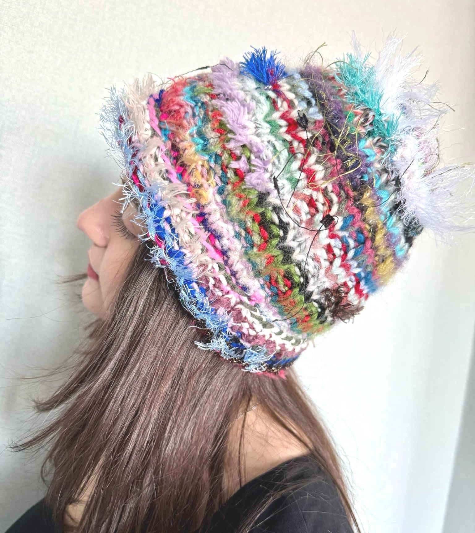 ハンドメイドのスクラップヤーンニットビーニー - カラフルなアップ