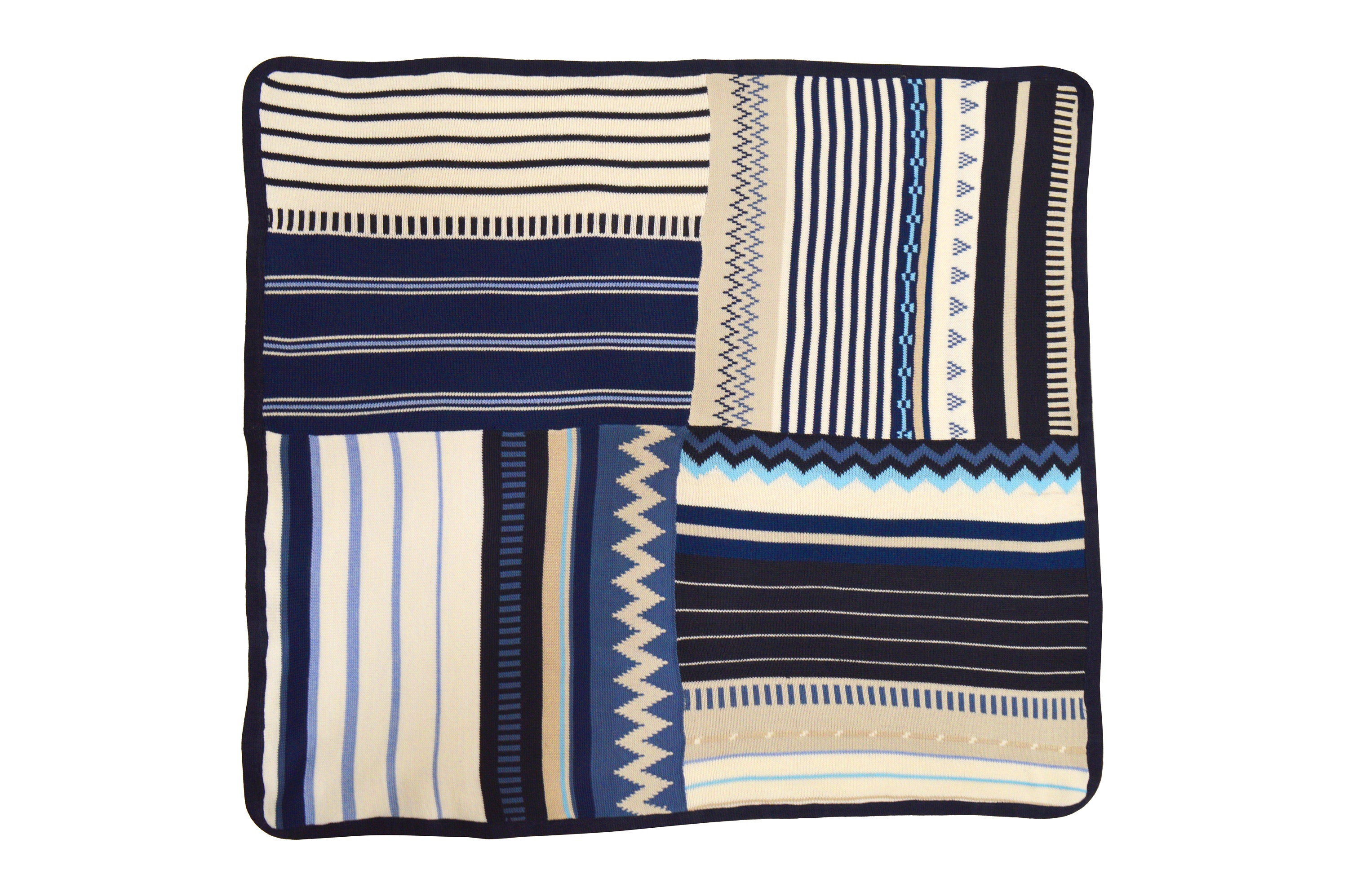 手編みのストライプ模様と装飾のある子供用ブランケット。性別を問わ