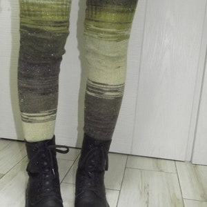 Peut inclure: Une paire de bottes noires à lacets avec une paire de chaussettes hautes en rayures vertes et brunes.