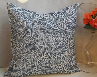 Funda de almohada decorativa con hojas botánicas en azul pizarra grisáceo sobre beige suave, estampado floral de acuarela CC441