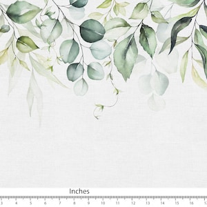 Op de afbeelding: Waterverfillustratie van eucalyptusbladeren in groen- en grijstinten, bovenaan de afbeelding geplaatst. De bladeren zijn van verschillende formaten en vormen, met een witte achtergrond. Onderaan staat een liniaal met inch-maten.