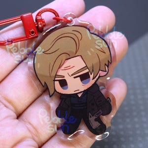 BACKORDER (Lies die Beschreibung!) Leon Kennedy | Inspiriert von Resident Evil Requiem | 6 cm doppelseitiger Acryl Schlüsselanhänger