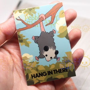 Accrochez-vous ! Sticker opossum 3,25 pouces