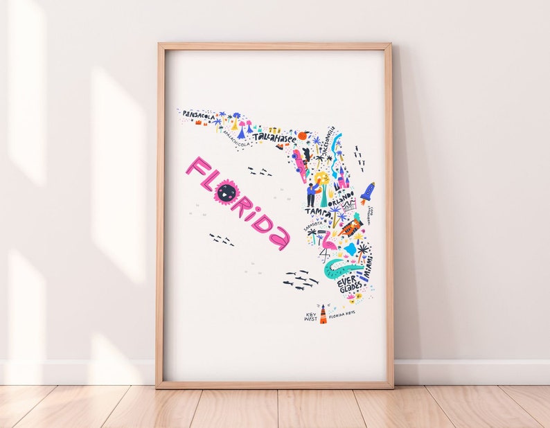 K&ouml;nnte beinhalten: Eine farbenfrohe Illustration des Bundesstaates Florida, mit dem Wort "FLORIDA" in rosa Buchstaben. Die Illustration enth&auml;lt verschiedene Sehensw&uuml;rdigkeiten und St&auml;dte, wie Miami, Orlando, Tampa und Key West. Die Illustration ist von einem wei&szlig;en Hintergrund und einem Holzrahmen umgeben.