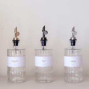 Art Deco Glass Olive Oil Dispenser Bottle – Ribbed Oil & Vinegar Bottle with Pourer, Refillable Kitchen Oil Bottle 500ml 700ml
