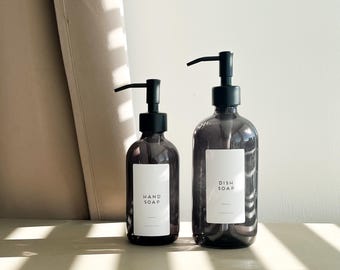 Dispensador de jabón de vidrio ahumado – Botella con dosificador para cocina o baño de 250 ml o 500 ml con dosificador negro o de latón, etiqueta personalizada.