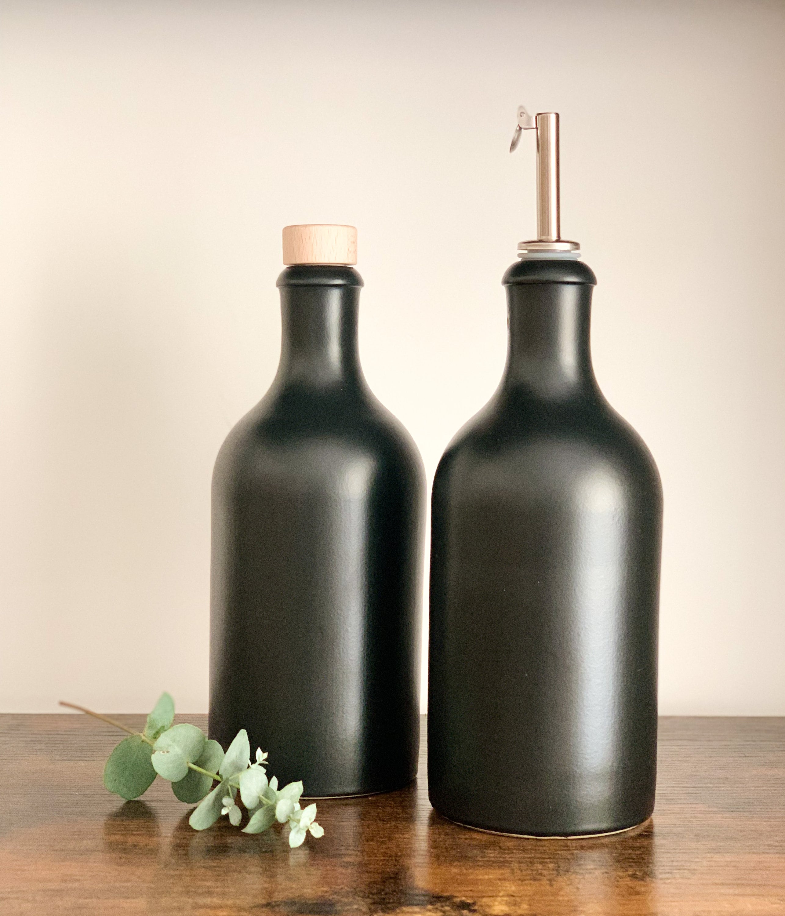 Scharnier Afdrukken tweede Keramische zwarte flessen Olijfolie/Azijn Schenker Opslagfles - Etsy  Nederland