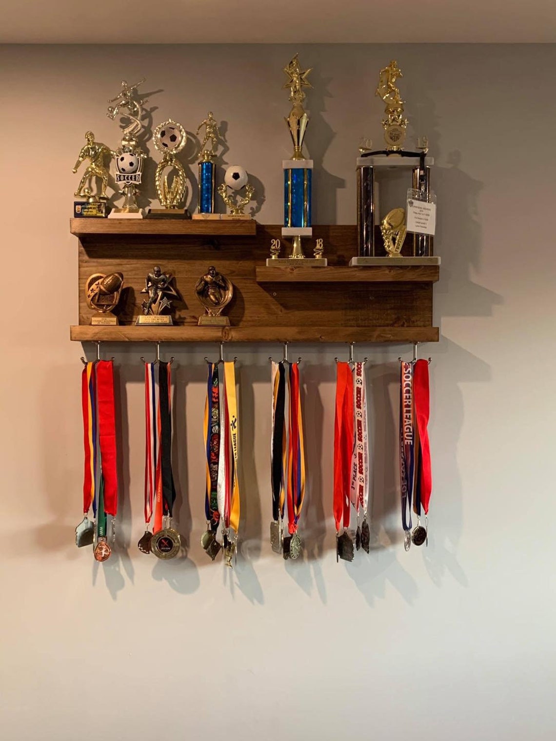 10 ideas de Exhibidor de medallas  decoración de unas, colgadores de  medalla, estante de trofeos