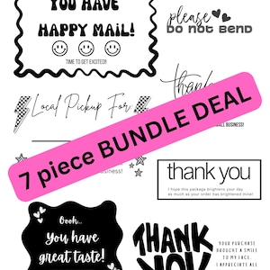 Könnte beinhalten: Eine Sammlung von schwarz-weißen Verpackungsaufklebern mit verschiedenen Phrasen, darunter "Happy Mail", "Thank You" und "Please Do Not Bend". Ein pinkfarbenes Banner zeigt "7 piece BUNDLE DEAL".