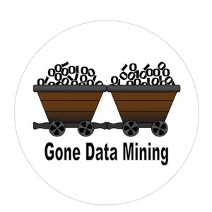 Puede incluir: Un círculo blanco con un carro de mina marrón lleno de 1 y 0 negros. El carro está en una vía negra con ruedas negras. El texto "Gone Data Mining" está debajo del carro.