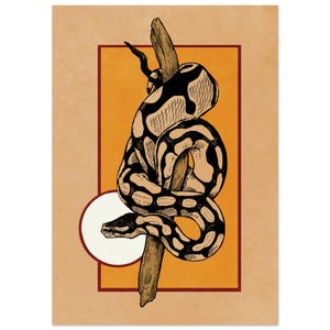 Op de afbeelding: Een rechthoekige kunstdruk met een zwart-bruin gespikkelde slang die om een verticale houten tak is gewikkeld. De illustratie staat tegen een feloranje achtergrond met een donkerrode rand en een witte cirkel aan de linkerzijde.