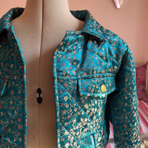 Veste matelassée unique faite main en France, Paris dans un Brocart asiatique bleu turquoise dans un tissu asiatique