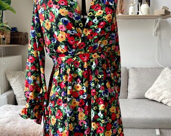 Robe cache cœur unique en crêpe noir à petites à fleurs