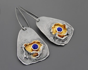 Oxiderat silver med lapis lazuli-hängen: Förgyllt sterling, rustika hantverkssmycken