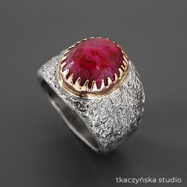 Anillo de rubí masivo y vanguardista único, anillo pesado de gema roja clarete contemporáneo, anillo audaz enorme y áspero de estilo orgánico, anillo extravagante de forma cruda