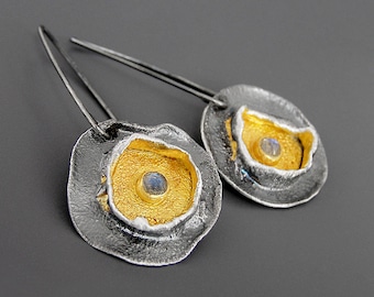Förgyllda labradoritörhängen: Svart patina i sterlingsilver