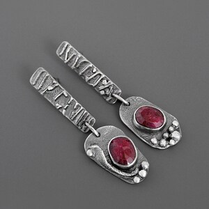 Boucles d'oreilles rubis brutalistes, clous d'oreilles pendants en argent brut rustique