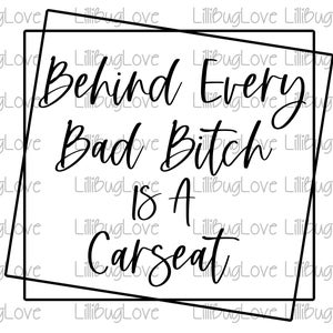 Könnte beinhalten: Schwarz-weißes Grafik-Textkunst-Druck mit doppeltem Rand. Der Text lautet "Behind Every Bad Bitch Is A Carseat".
