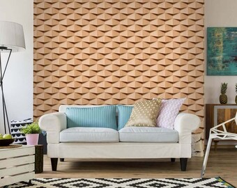 Może przedstawiać: Biała sofa z niebieskimi i różowymi poduszkami stoi przed ścianą pokrytą beżową tapetą o geometrycznym wzorze 3D.