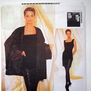 以下が含まれることがあります： 黒のドレスとジャケットの縫製パターン。パターンはヴォーグパターン製で、バッドグレイ・ミシュカのデザインです。パターンの番号は1493です。