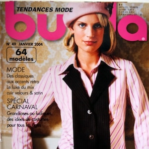 Puede incluir: Una portada de revista de moda con una modelo que lleva una camisa a rayas rosa y blanca con un chaleco negro. La revista se titula "Bu" y el texto de la portada dice "Les Pastels du Chic Couture".