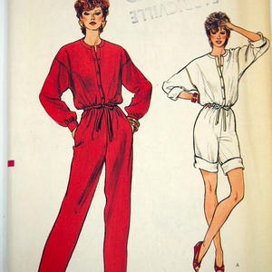 Puede incluir: Patrón de costura Vogue Patterns con un mono y un mono corto. El patrón muestra un mono rojo y un mono corto blanco. El tamaño del patrón es (12-14-16). El logotipo de Vogue está en la parte superior. El texto "PATTERN/PATRON" también es visible.