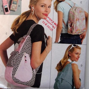 Op de afbeelding: Een naaipatroon van Butterick, B5054, met een rugzakontwerp. De afbeelding toont een vrouw die de rugzak draagt, die een roze en zwart bloemenpatroon heeft. Het patroon bevat ook een hoesje voor een draagbare muziekspeler.