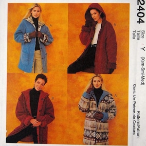Puede incluir: Patrón de costura McCall's 2404 para chaquetas Polar Gear. El sobre muestra cuatro imágenes de chaquetas en dos estilos: una chaqueta con capucha lisa azul o roja, y una versión estampada con diseños geométricos. Incluye talla Y (Xsm-Sml-Med).