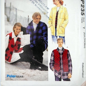Peut inclure: Une pochette de patron de couture Easy McCall's pour vêtements PolarGear, modèle P235. La couverture présente des illustrations de personnes portant un gilet matelassé rouge, une chemise à carreaux bleu et noir et une veste jaune. Texte : Easy McCall's, P235, PolarGear.