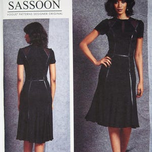 Vestido Vogue 1600 con costuras curvas, canesú en contraste y falda acampanada, de Lorcan Mullany, ideal para combinar colores.