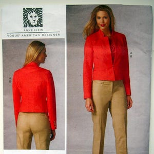 Può includere: Un modello di cucito Vogue American Designer di Anne Klein. Il modello mostra una giacca rossa e pantaloni beige. Il numero del modello è V1439, e la gamma di taglie è 6-8-10-12-14.