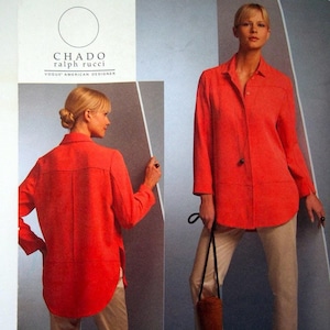 Puede incluir: Patrón Vogue American Designer V1054 de Chado Ralph Rucci. El patrón presenta una camisa roja de manga larga y pantalones color beige. El patrón incluye tallas 8-14. La imagen muestra el frente y la espalda de la camisa.