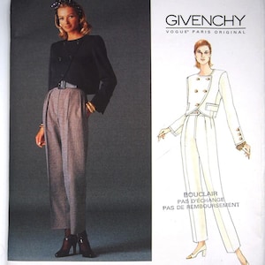 Puede incluir: Un patrón de costura para una chaqueta y pantalones de mujer. El patrón es para las tallas 8-10-12. La chaqueta es de estilo corto de doble botonadura con cuello y mangas largas. Los pantalones son de cintura alta y de piernas anchas. El patrón es de Vogue Patterns y está diseñado por Givenchy.