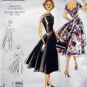 以下が含まれることがあります： 1956年のヴィンテージVogueソーイングパターン。パターンには、フレアスカートの黒いドレスと花柄のドレスの2つのドレスのイラストが描かれています。パターンには「ORIGINAL 1956 DESIGN」と「DESSIN ORIGINAL DE 1956」の文字が含まれています。
