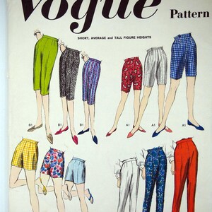 Può includere: Una busta per cartamodello vintage Vogue per pantaloni e pantaloncini, con illustrazioni di vari stili tra cui disegni verde tinta unita, fantasia, a quadri e floreali per altezze corte, medie e alte.