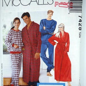 Könnte beinhalten: McCall's 7428 Schnittmusterumschlag mit Abbildungen von Loungewear: ein karierter Pyjama mit rotem Saum, ein rot karierter Morgenmantel, ein blaues Set aus Pullover und Hose sowie ein einfarbig roter Morgenmantel, alle mit Lanz of Salzburg beschriftet.