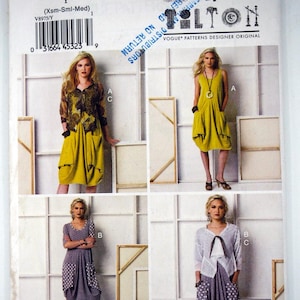 Peut inclure: Patron de couture original Vogue Patterns V8975. Le patron présente plusieurs modèles de robes avec des détails de poches et de drapés uniques. Le patron comprend les tailles X-Small à Medium. La couverture comprend le nom du créateur et le numéro du patron.