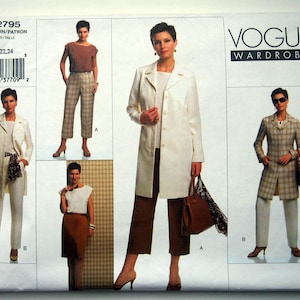 Op de afbeelding: Vogue Wardrobe naaipatroon met een vrouw in verschillende outfits. De outfits omvatten een witte jas, bruine broek en een rok. Het patroon bevat een barcode en het nummer V2795.