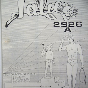 Puede incluir: Un sobre de patrón de costura Jalie 2926 A con arte lineal negro de un niño y un adulto en calzoncillos sobre un podio. La portada incluye el texto Jalie, 2926 A, SLIP GARCON-SLIP BOY y una regla de 12 cm para medir la elasticidad de la tela.