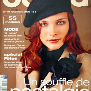 Könnte beinhalten: Ein Magazincover mit einer Frau, die einen schwarzen Barett und einen braunen Mantel trägt. Das Magazin heißt "bu" und der Titeltext lautet "Un souffle de nostalgie" und "55 modèles".