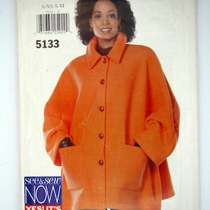 Könnte beinhalten: Eine See & Sew 5133 Schnittmusterhülle mit einer Abbildung einer leuchtend orangefarbenen Jacke mit Kragen, langen Ärmeln und zwei großen aufgesetzten Vordertaschen. Das Schnittmuster ist für die Größen XS-S-M und trägt den Text See & Sew Now Yes! It's Easy.