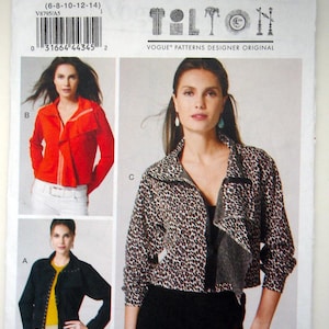 Könnte beinhalten: Ein Schnittmuster für eine Jacke mit drei verschiedenen Stilen. Das Schnittmuster ist von Vogue Patterns und wurde von March Tolton entworfen. Die Schnittmuster-Nummer ist V8795 und die Größe ist A5. Das Schnittmuster ist für die Größen 6-8-10-12-14.